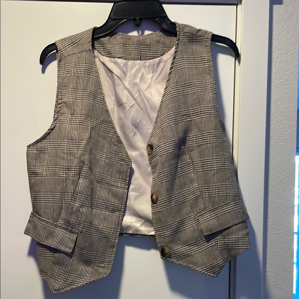 Chic Houndstooth Vest with Button Closure